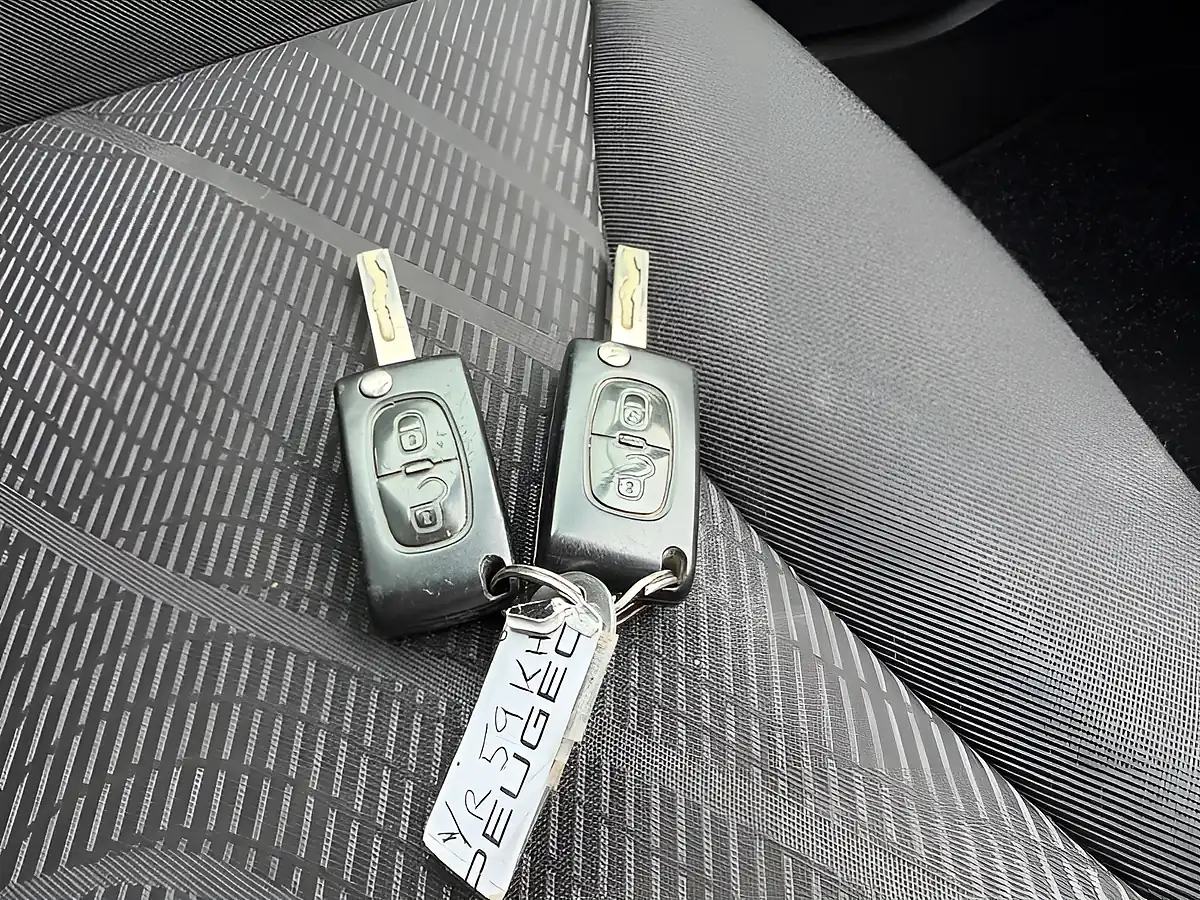 Used 2009 Peugeot 308 S Silver - Interior and Exterior details 18