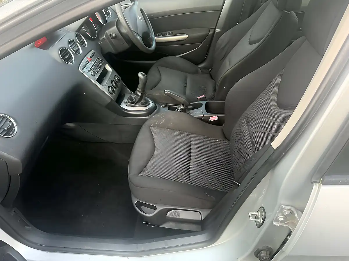 Used 2009 Peugeot 308 S Silver - Interior and Exterior details 14