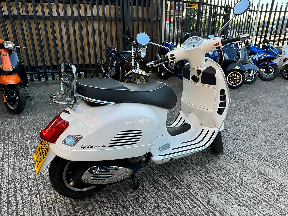 Used 2009 Piaggio Vespa Gts Super White - Interior and Exterior details 2