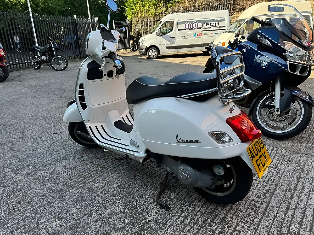 Used 2009 Piaggio Vespa Gts Super White - Interior and Exterior details 3