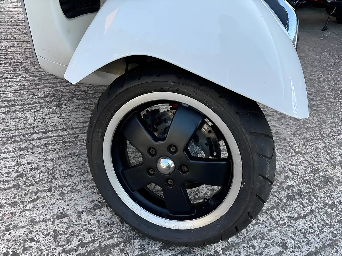 Used 2009 Piaggio Vespa Gts Super White - Interior and Exterior details 5