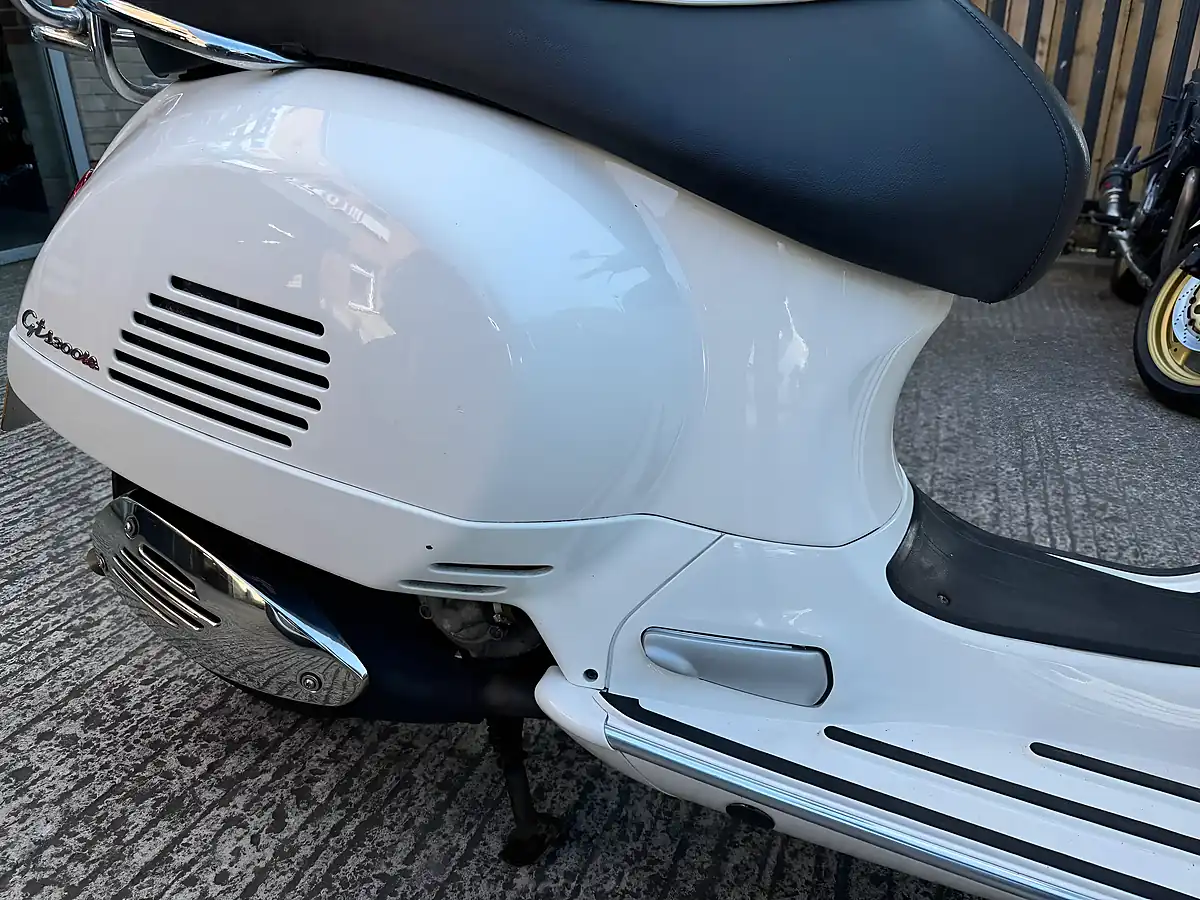 Used 2009 Piaggio Vespa Gts Super White - Interior and Exterior details 6