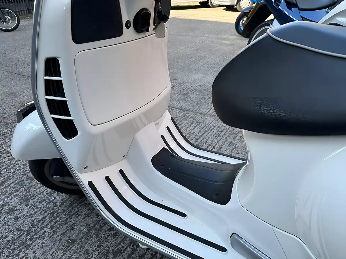 Used 2009 Piaggio Vespa Gts Super White - Interior and Exterior details 8