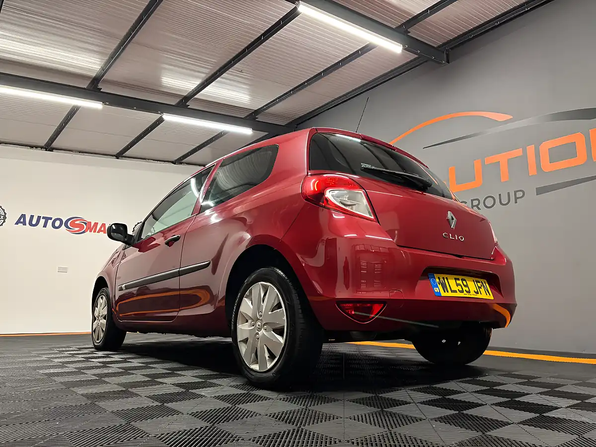 Used 2009 Renault Clio Red - Interior and Exterior details 2