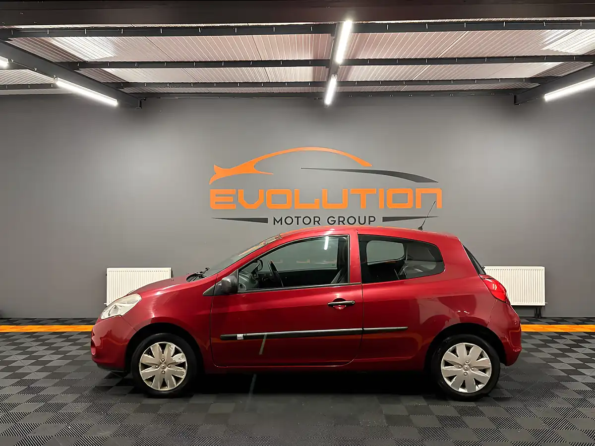Used 2009 Renault Clio Red - Interior and Exterior details 3