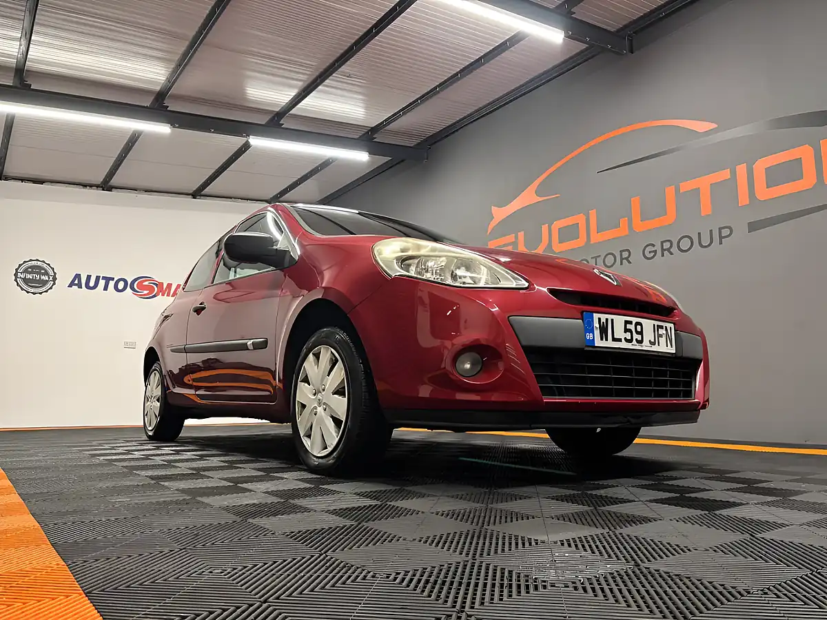 Used 2009 Renault Clio Red - Interior and Exterior details 4