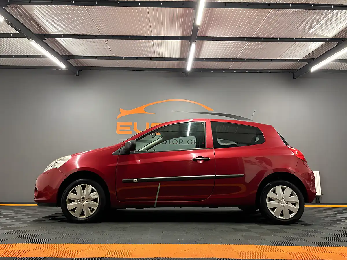 Used 2009 Renault Clio Red - Interior and Exterior details 5