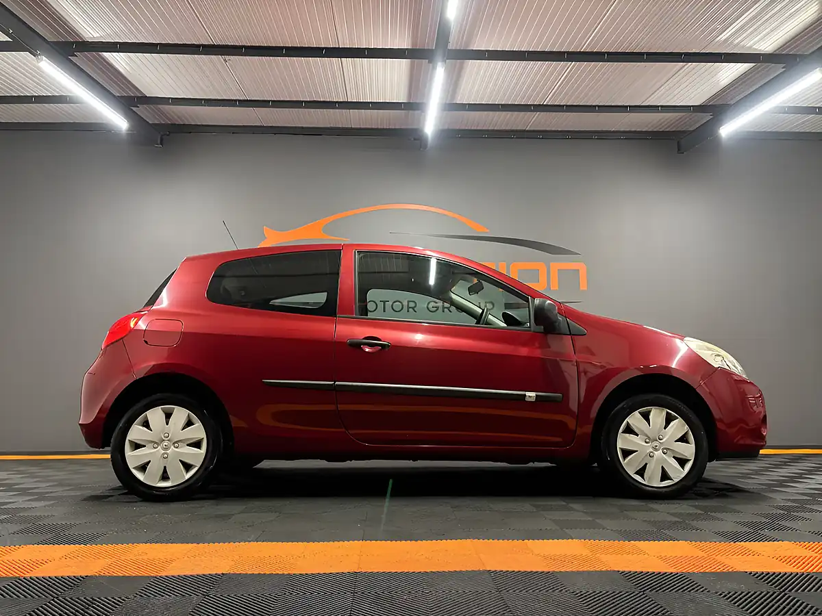 Used 2009 Renault Clio Red - Interior and Exterior details 7