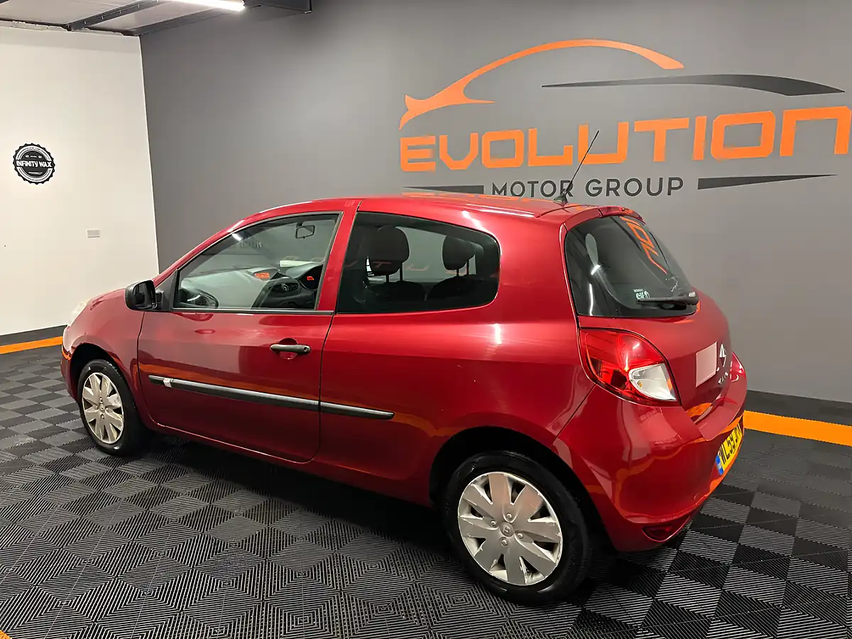Used 2009 Renault Clio Red - Interior and Exterior details 8