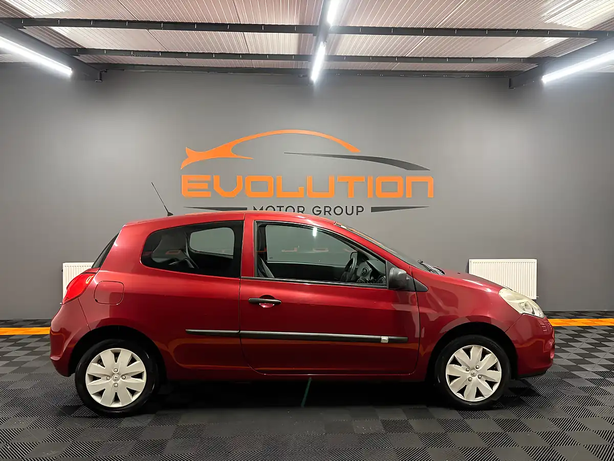 Used 2009 Renault Clio Red - Interior and Exterior details 9