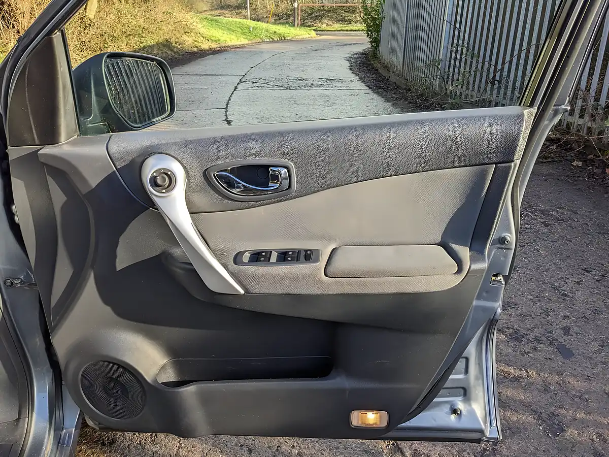 Used 2009 Renault Koleos Dynamique S Grey - Interior and Exterior details 12