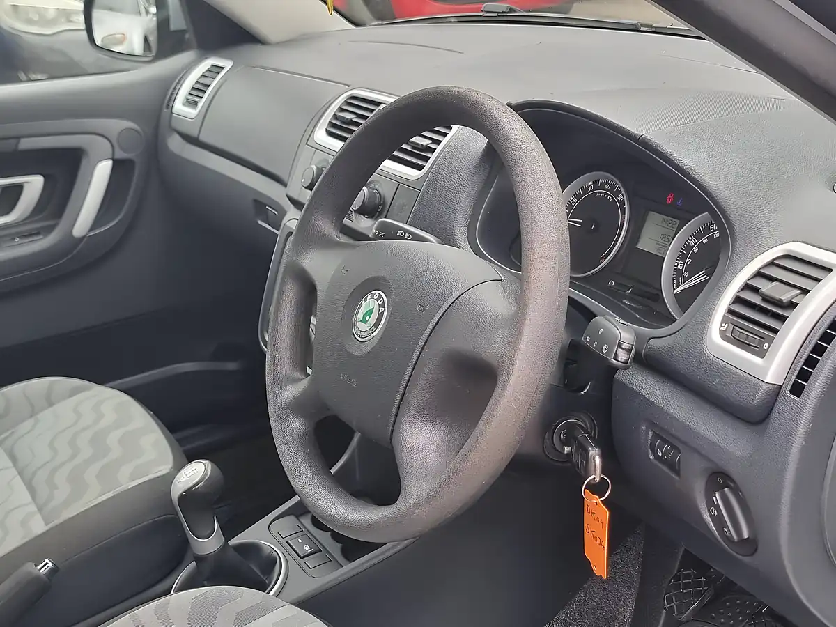 Used 2009 Skoda Fabia Silver - Interior and Exterior details 12