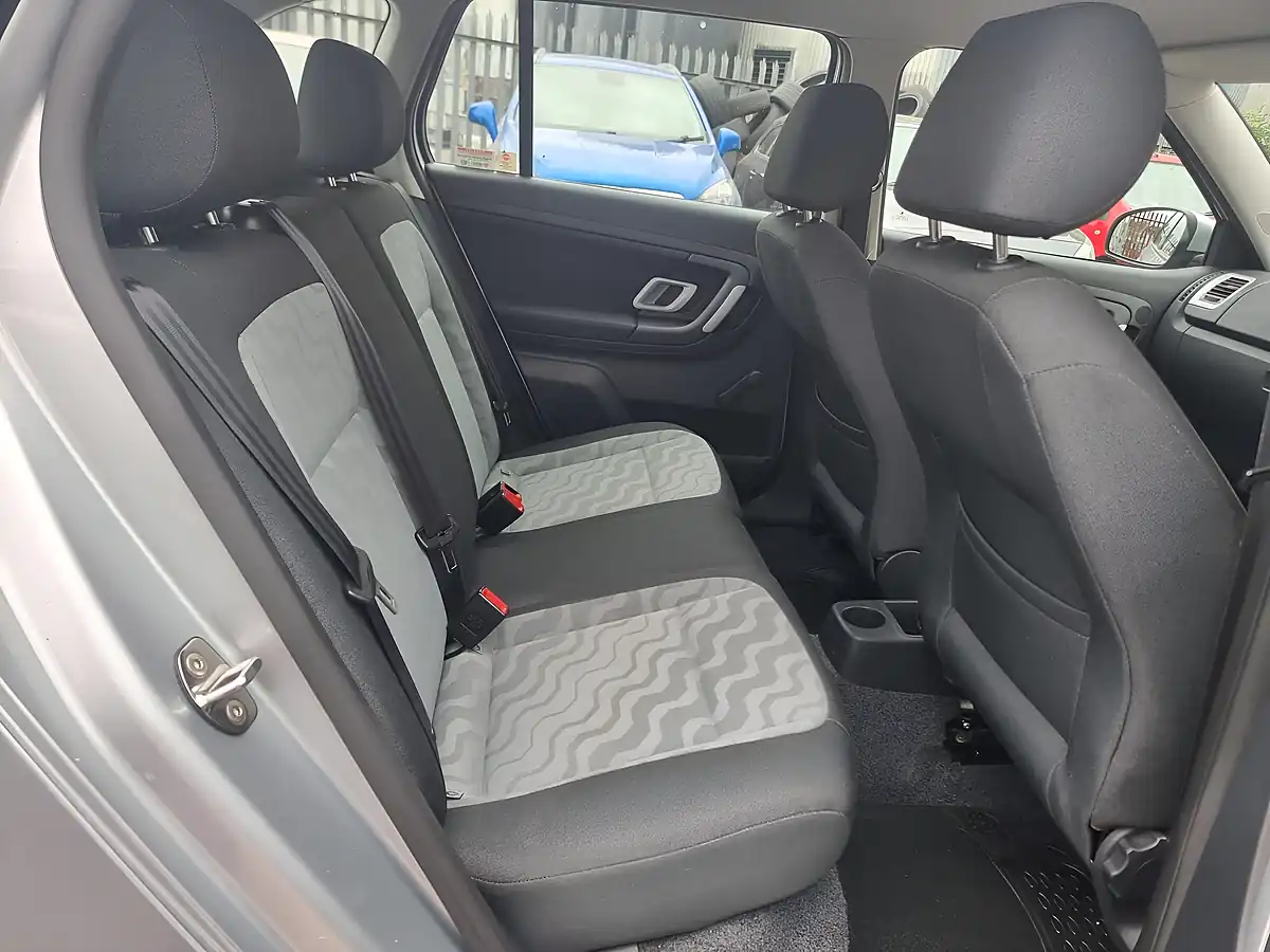 Used 2009 Skoda Fabia Silver - Interior and Exterior details 18