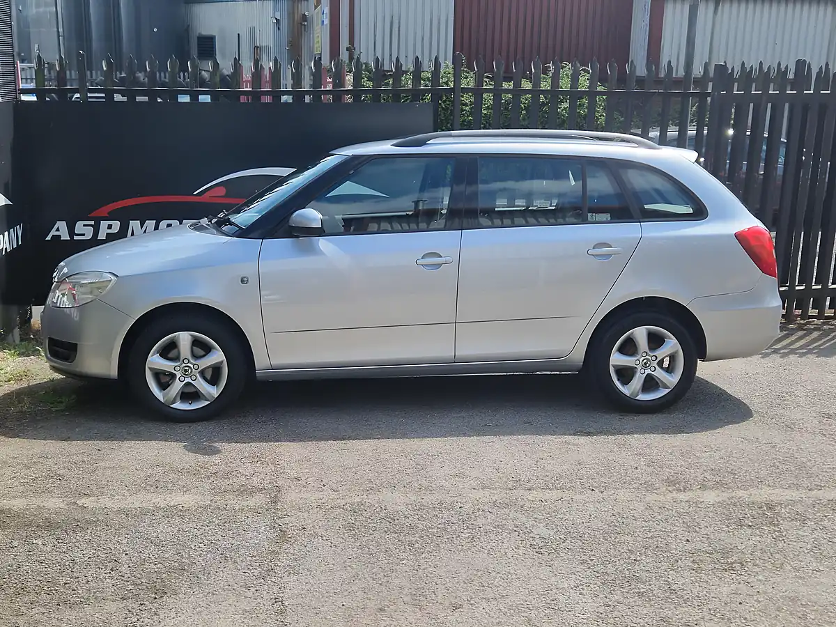 Used 2009 Skoda Fabia Silver - Interior and Exterior details 4