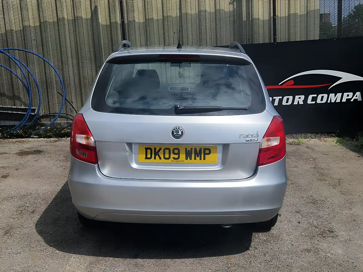 Used 2009 Skoda Fabia Silver - Interior and Exterior details 7