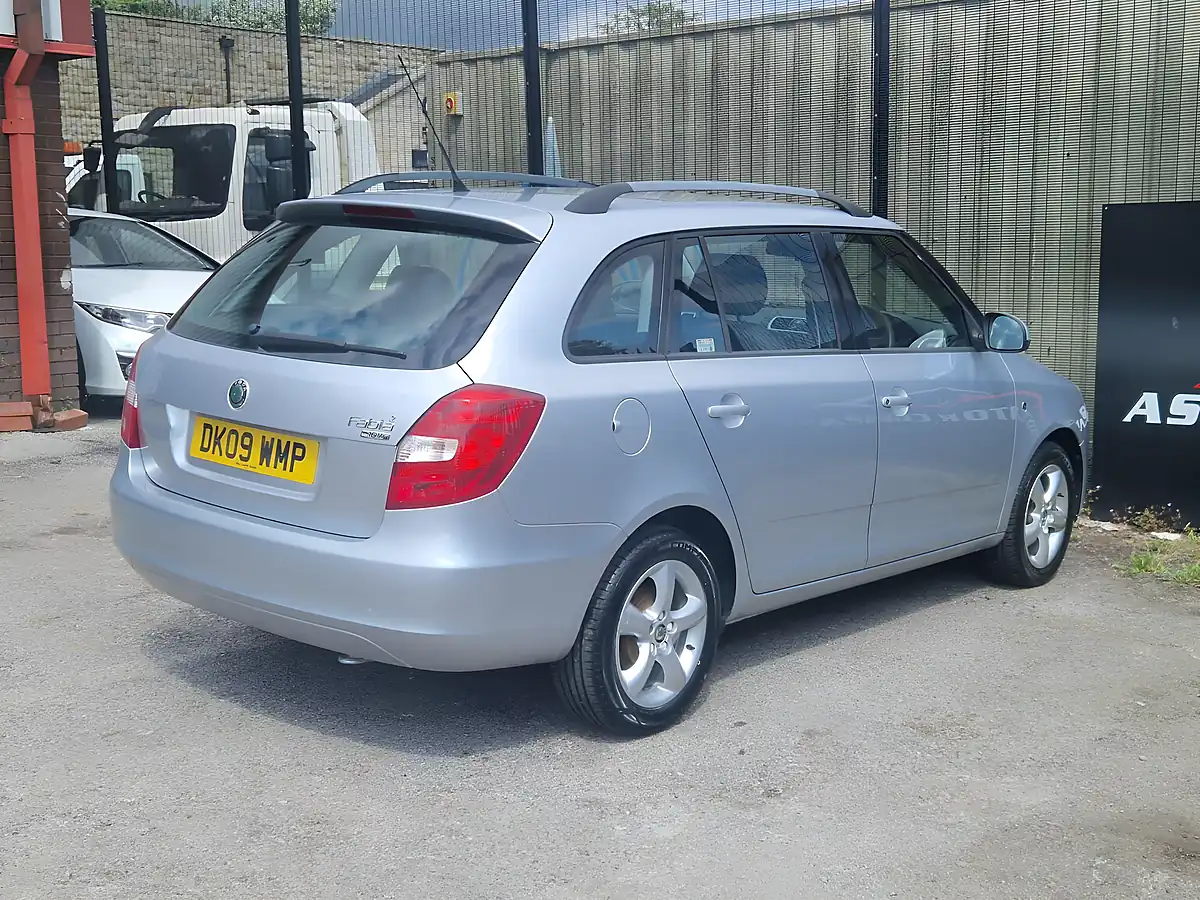 Used 2009 Skoda Fabia Silver - Interior and Exterior details 8
