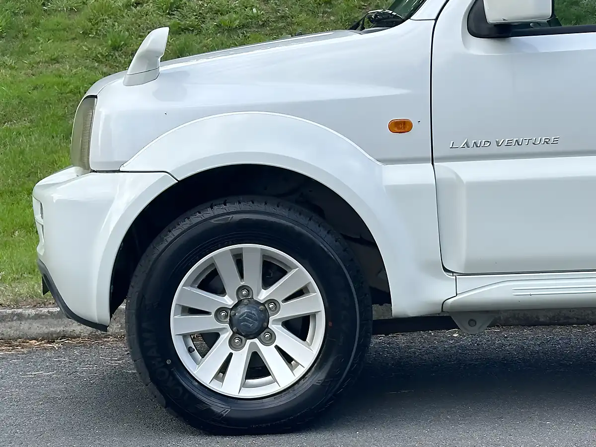 Used 2009 Suzuki Jimny Land Venture White - Interior and Exterior details 12