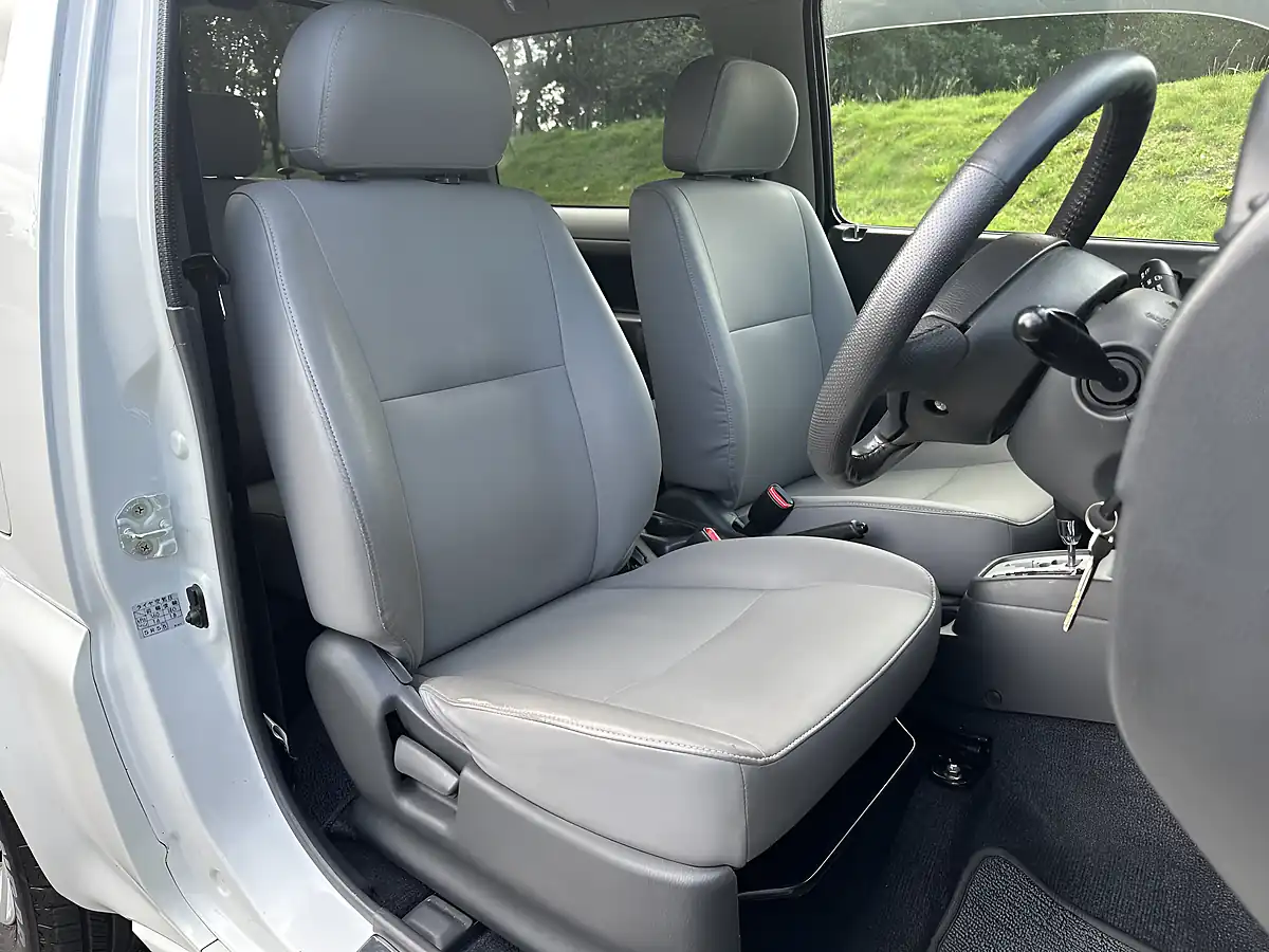 Used 2009 Suzuki Jimny Land Venture White - Interior and Exterior details 14