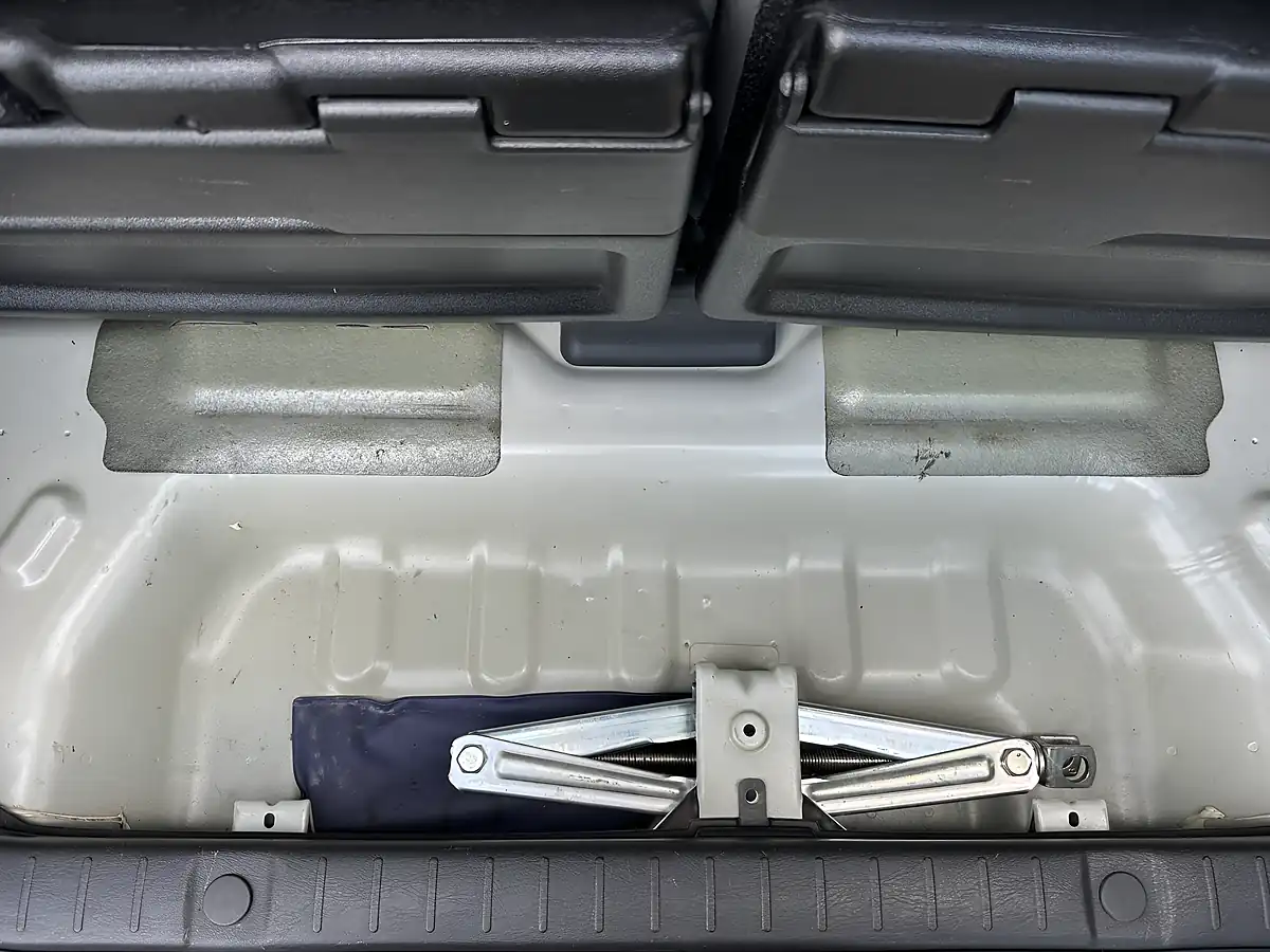 Used 2009 Suzuki Jimny Land Venture White - Interior and Exterior details 16