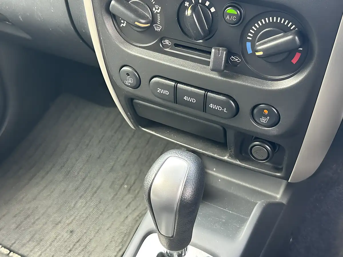Used 2009 Suzuki Jimny Land Venture White - Interior and Exterior details 17