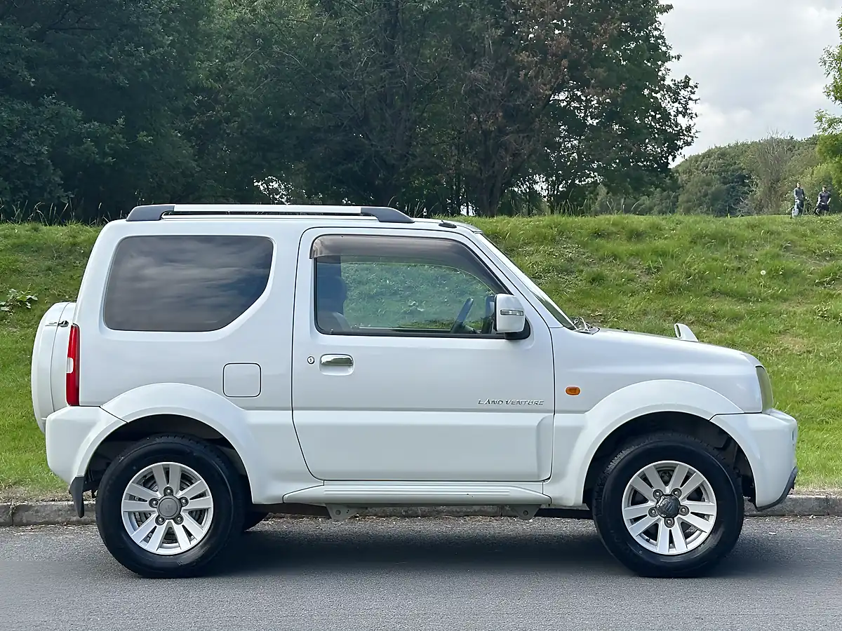 Used 2009 Suzuki Jimny Land Venture White - Interior and Exterior details 4