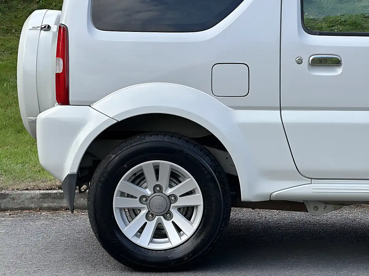 Used 2009 Suzuki Jimny Land Venture White - Interior and Exterior details 5