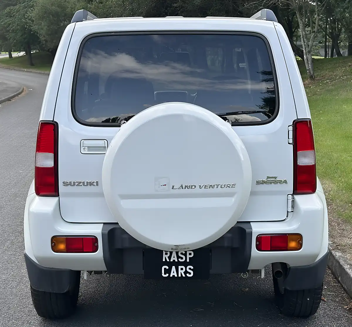 Used 2009 Suzuki Jimny Land Venture White - Interior and Exterior details 8