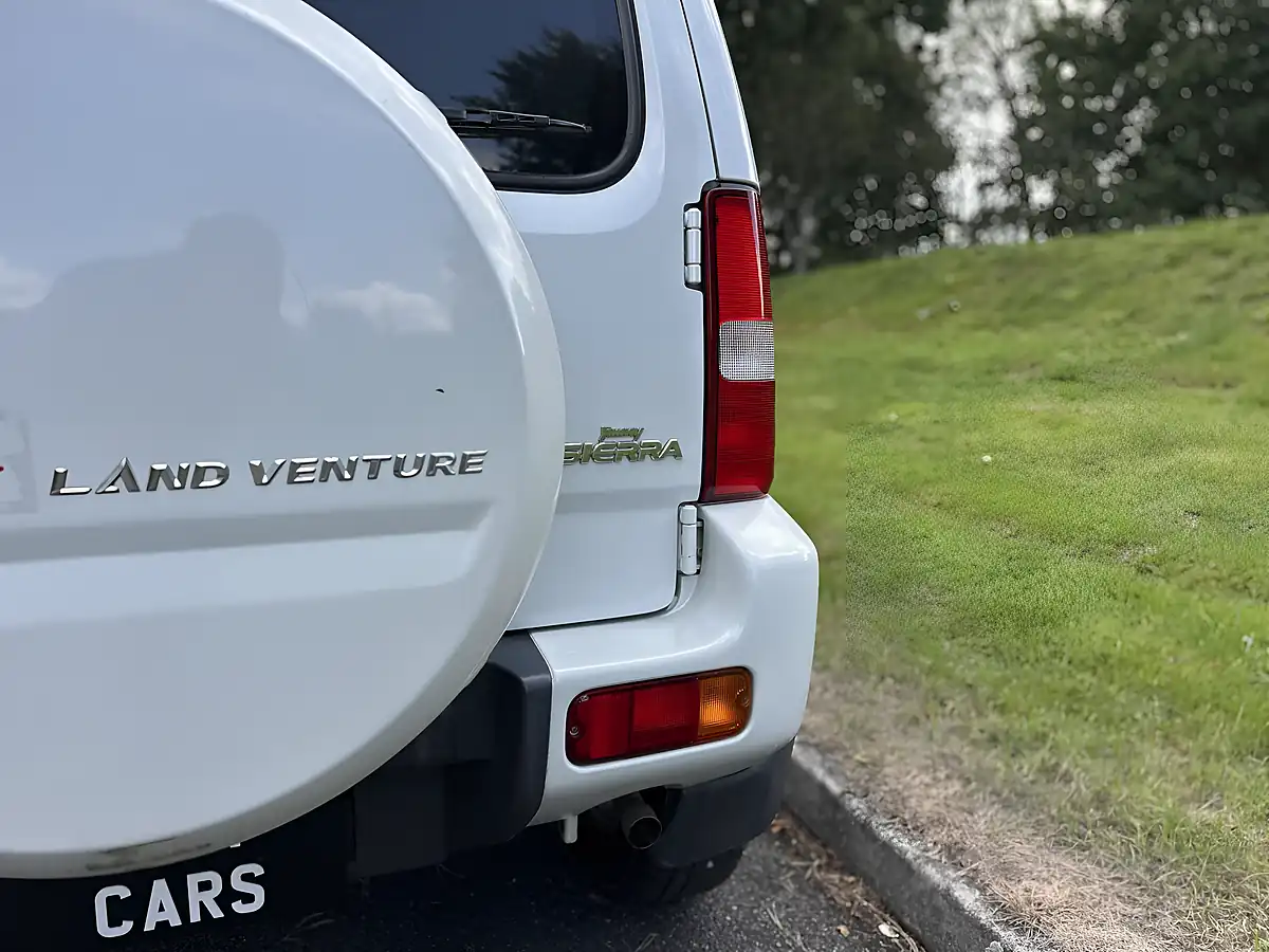 Used 2009 Suzuki Jimny Land Venture White - Interior and Exterior details 9