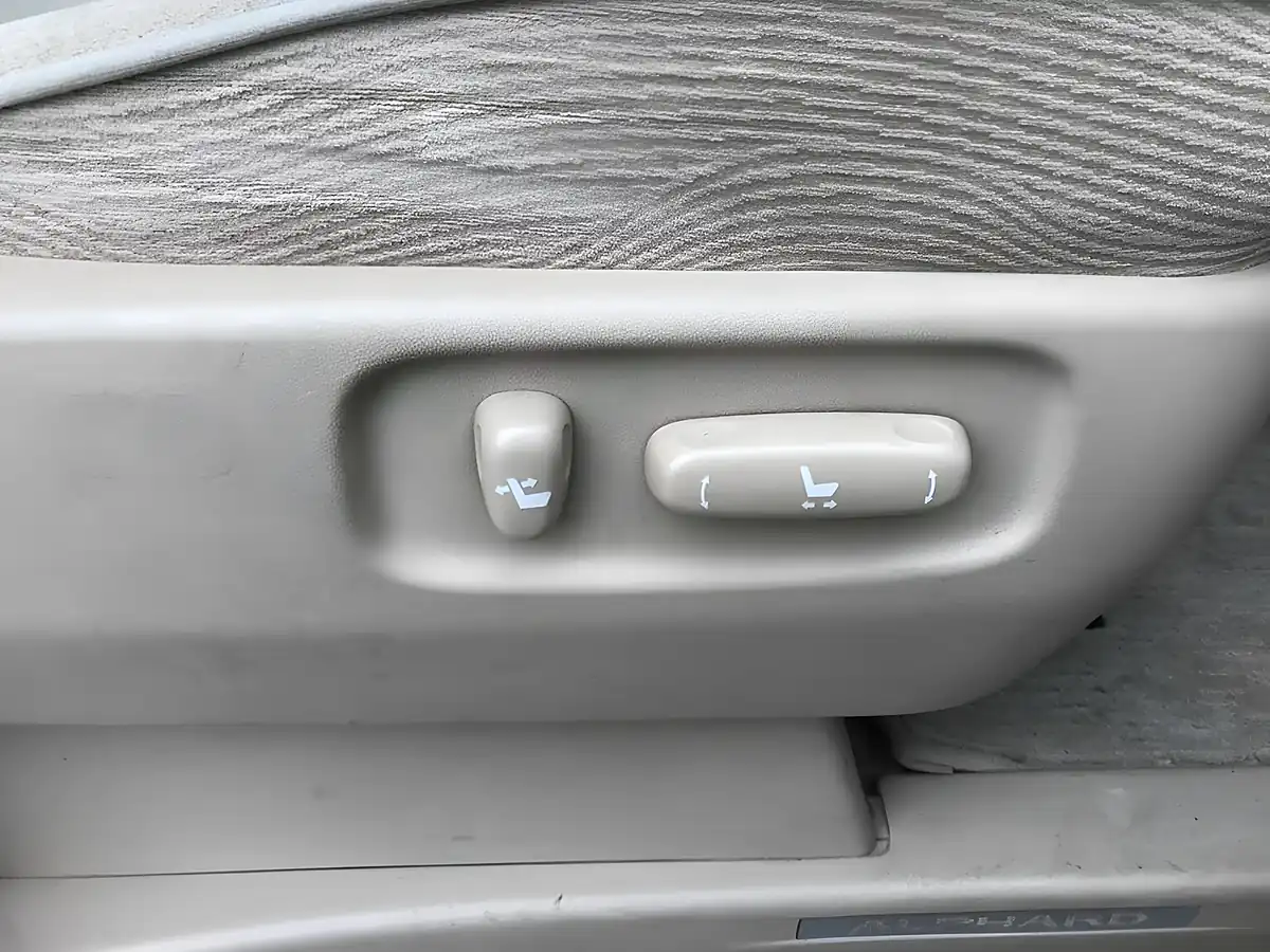 Used 2009 Toyota Alphard 240G (7 Seater) White - Interior and Exterior details 11