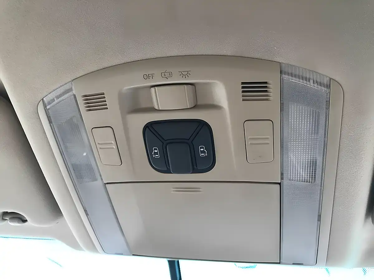 Used 2009 Toyota Alphard 240G (7 Seater) White - Interior and Exterior details 19