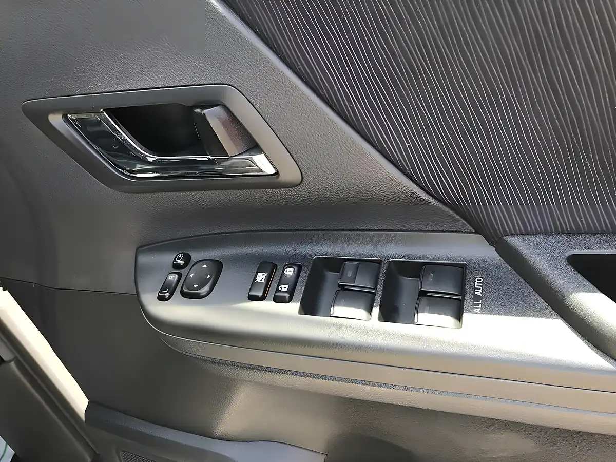 Used 2009 Toyota Alphard 240S White - Interior and Exterior details 14