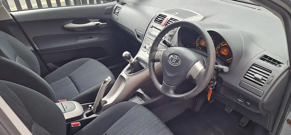 Used 2009 Toyota Auris Tr Silver - Interior and Exterior details 11