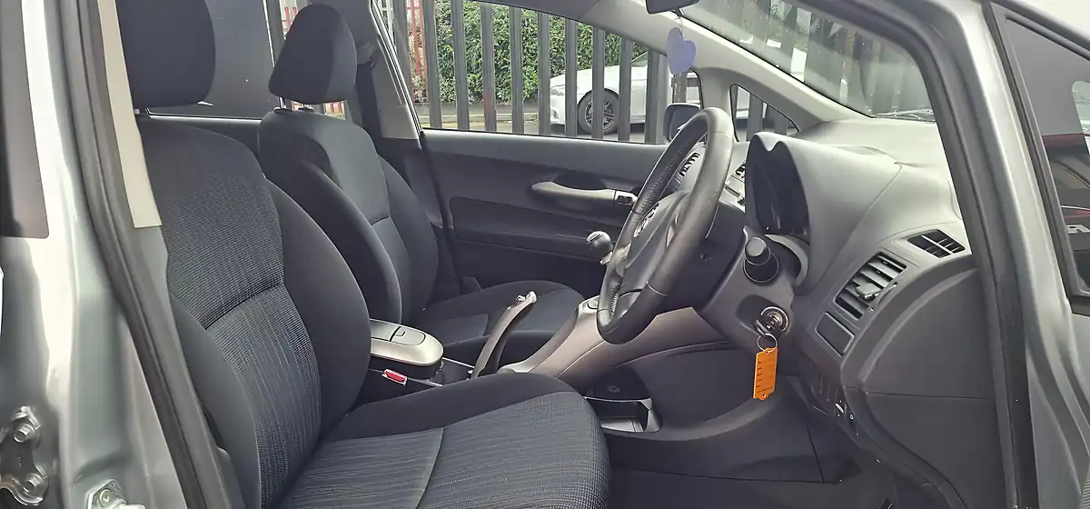 Used 2009 Toyota Auris Tr Silver - Interior and Exterior details 12