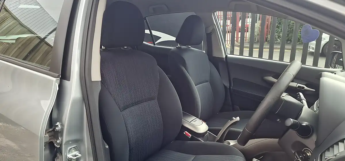 Used 2009 Toyota Auris Tr Silver - Interior and Exterior details 13
