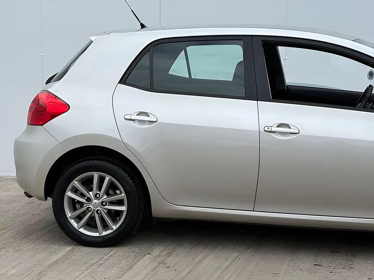 Used 2009 Toyota Auris Tr Silver Steel - Interior and Exterior details 10