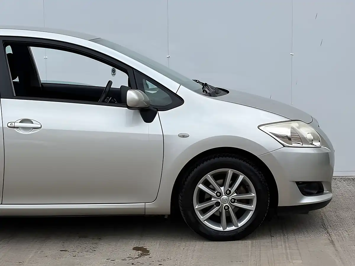Used 2009 Toyota Auris Tr Silver Steel - Interior and Exterior details 11