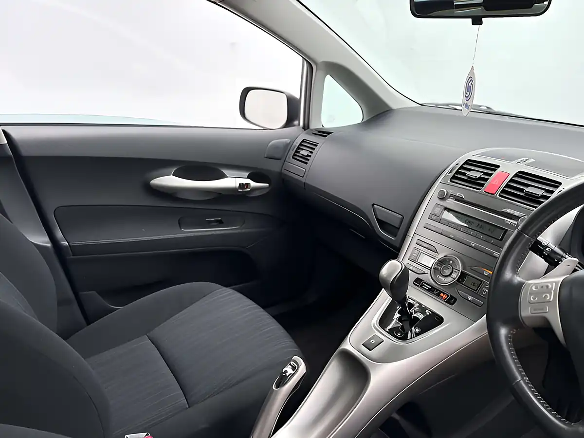 Used 2009 Toyota Auris Tr Silver Steel - Interior and Exterior details 13