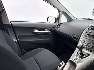 Used 2009 Toyota Auris Tr Silver Steel - Interior and Exterior details 14