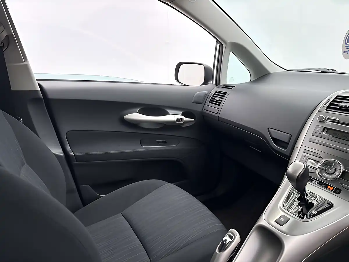 Used 2009 Toyota Auris Tr Silver Steel - Interior and Exterior details 14