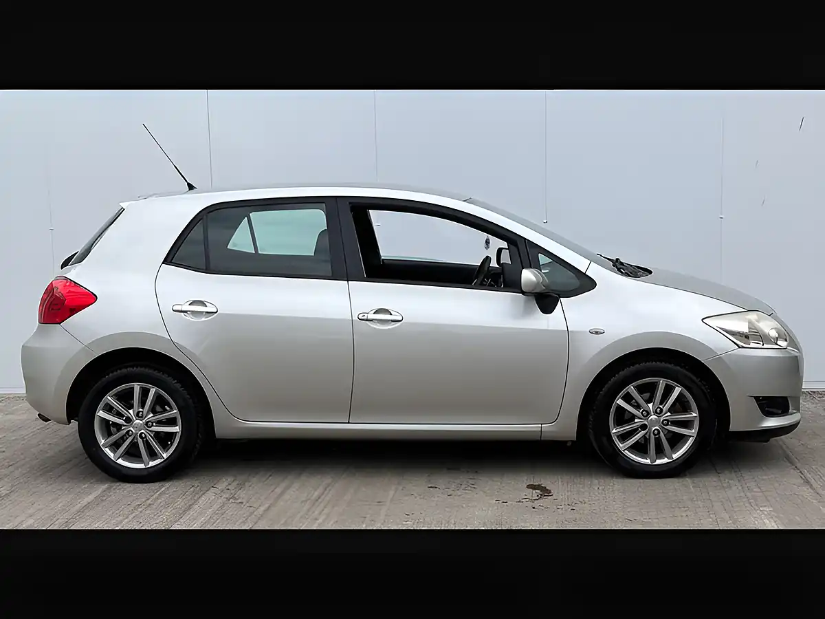 Used 2009 Toyota Auris Tr Silver Steel - Interior and Exterior details 8