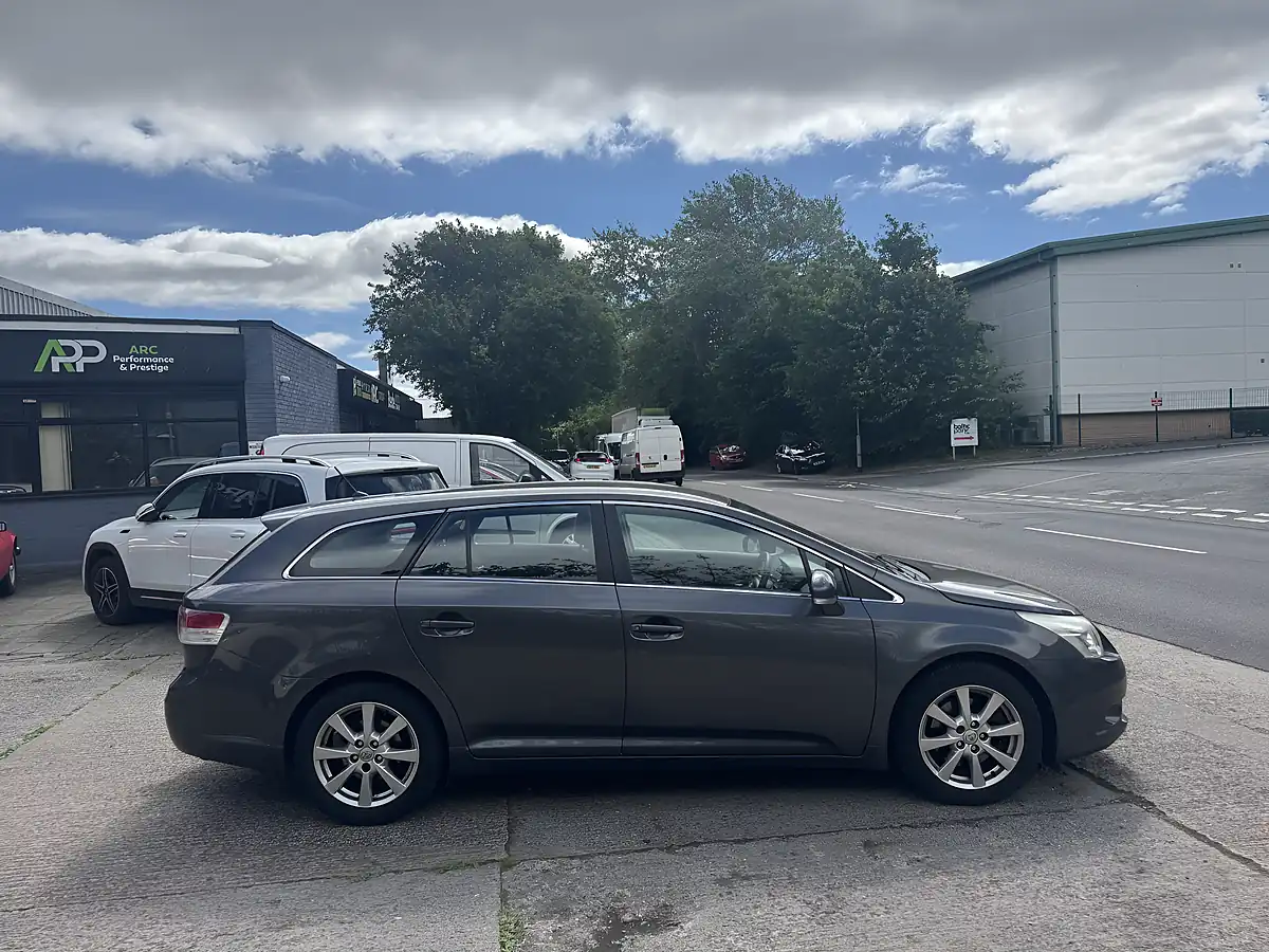 Used 2009 Toyota Avensis Avensis Tr Grey - Interior and Exterior details 10