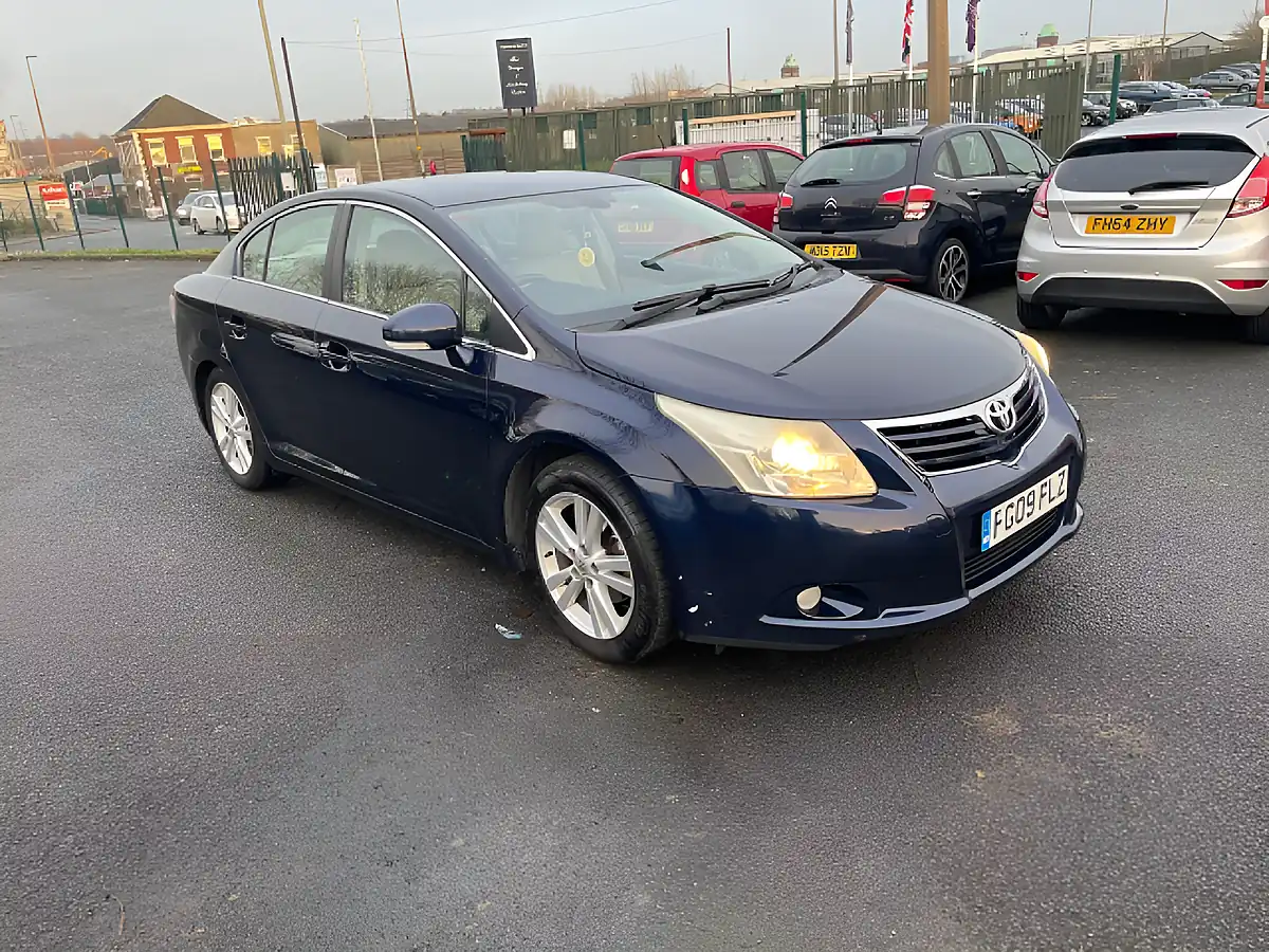 Used 2009 Toyota Avensis T4 Blue - Front View