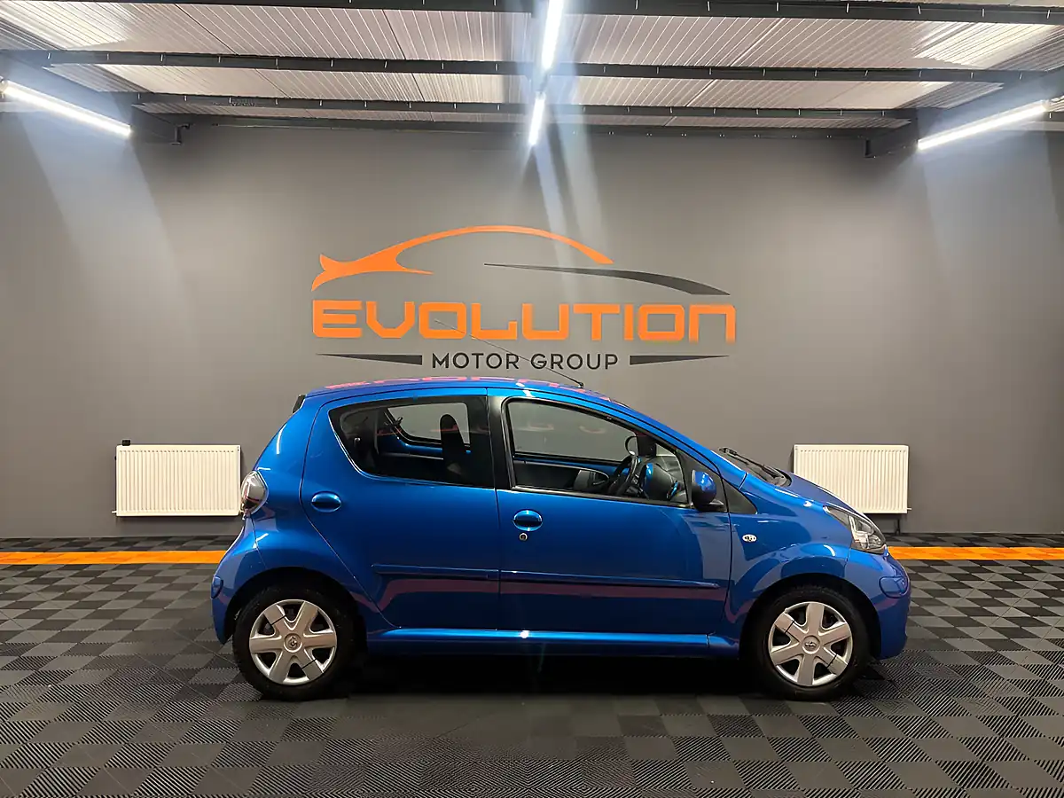 Used 2009 Toyota Aygo Blue Blue - Interior and Exterior details 8