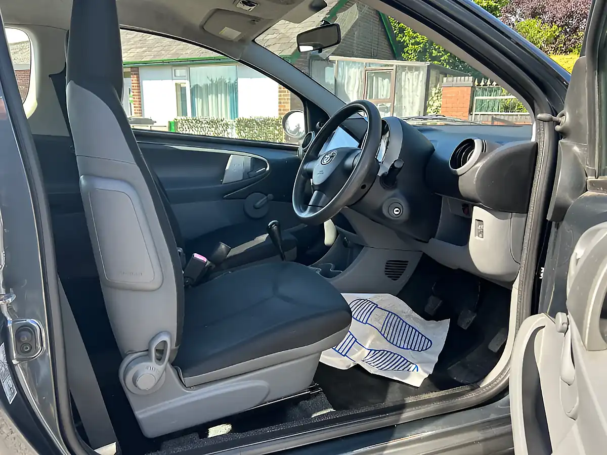 Used 2009 Toyota Aygo Hatchback Grey - Interior and Exterior details 14