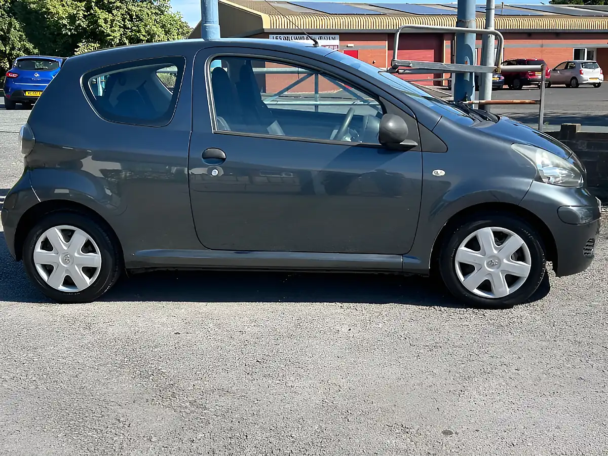Used 2009 Toyota Aygo Hatchback Grey - Interior and Exterior details 7