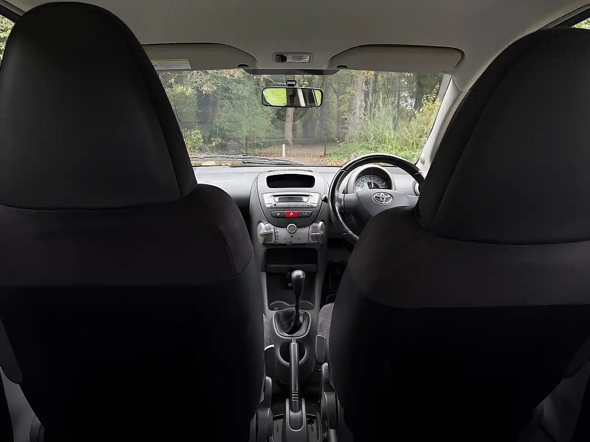 Used 2009 Toyota Aygo Platinum Silver - Interior and Exterior details 11