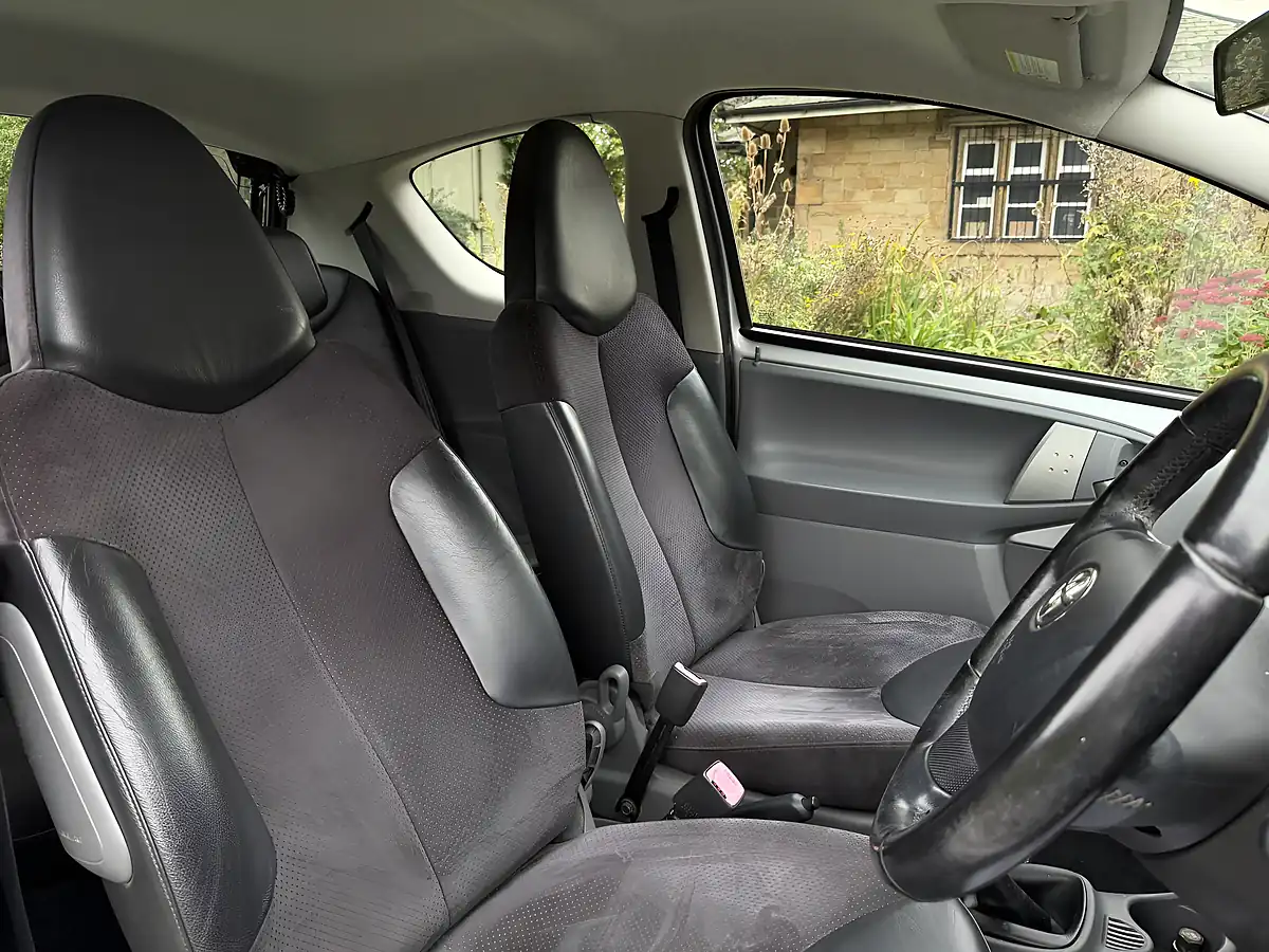 Used 2009 Toyota Aygo Platinum Silver - Interior and Exterior details 13