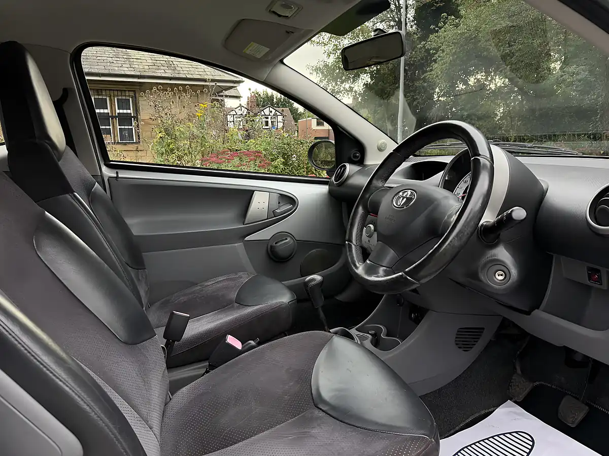 Used 2009 Toyota Aygo Platinum Silver - Interior and Exterior details 14