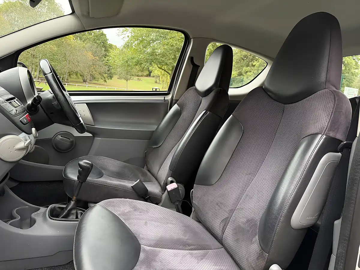 Used 2009 Toyota Aygo Platinum Silver - Interior and Exterior details 15