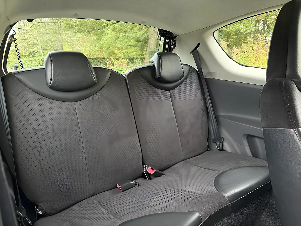 Used 2009 Toyota Aygo Platinum Silver - Interior and Exterior details 16